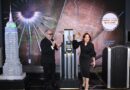 El Empire State Buildingse iluminó en colores azul, verde y rosa fuerte para celebrar los 50 años de la revolucionaria carrera musical de Gloria Estefan y el lanzamiento de su álbum en español Raíces