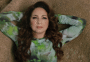 Gloria Estefan celebra sus raíces y 50 años en la música con su poderoso nuevo álbum ‘RAICES’