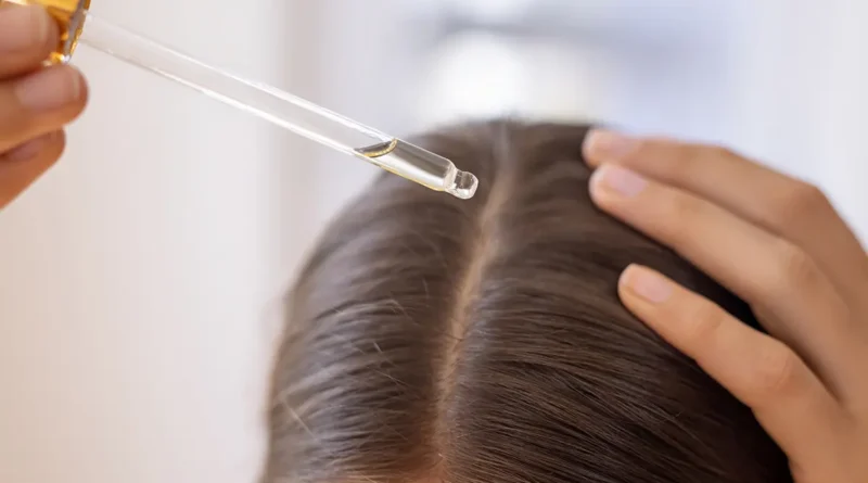 ¿Aceite en el cuero cabelludo? Beneficios del hair oiling y cómo aplicarlo correctamente