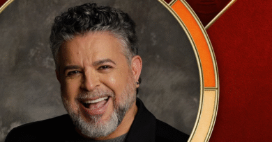 Luis Enrique gana el Latin GRAMMY® a Mejor Canción de Raíces con “Aguacero” y celebra un nuevo triunfo en su legendaria carrera