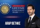 Arap Bethke es honrado con el U.S. Capitol Lifetime Achievement Award y “The Capitol Medal” por su liderazgo e impacto social